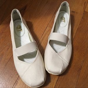 Cream- colored BareTraps slip-on flats size 8.5